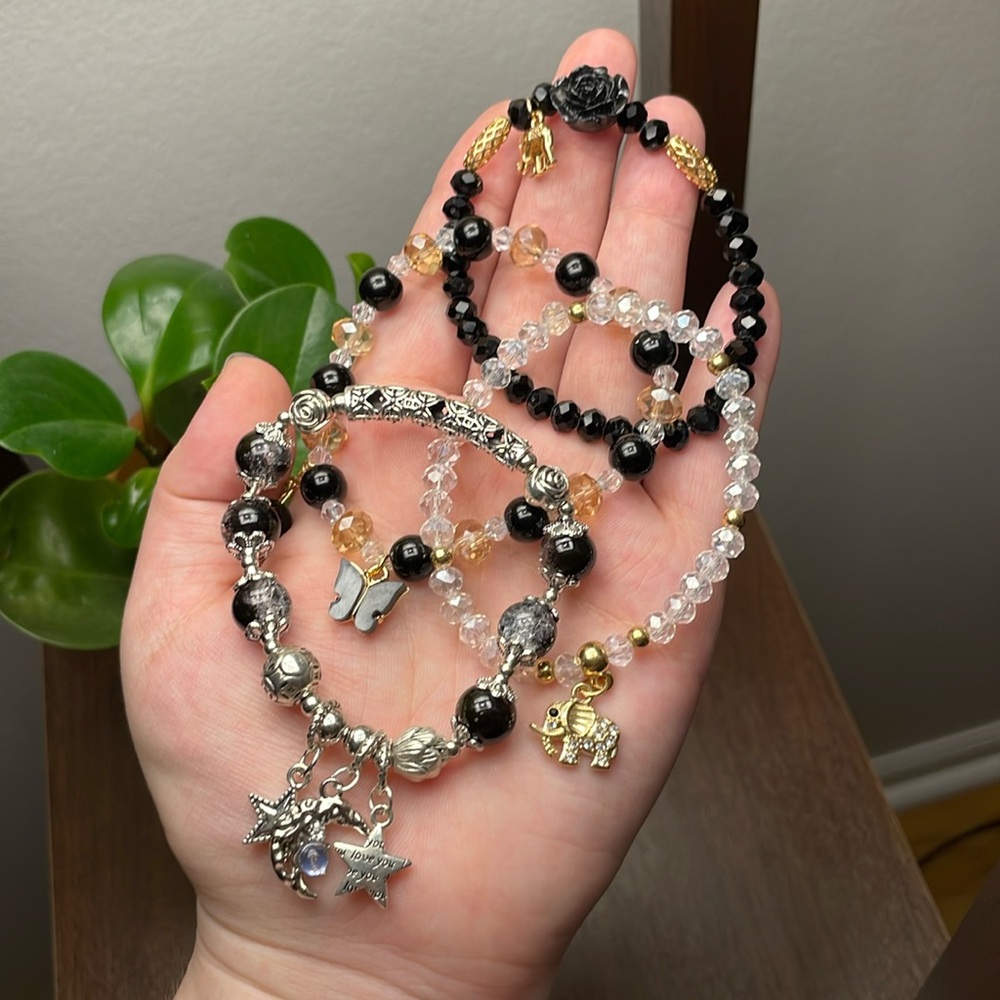 4pc LOT🌠NWOT🌠Stretchy black/silver/white/gold sparkle bracelets w/ charms
